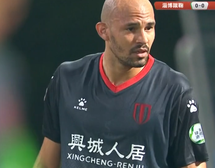  主帅战术调整见效，弱旅逼平领头羊