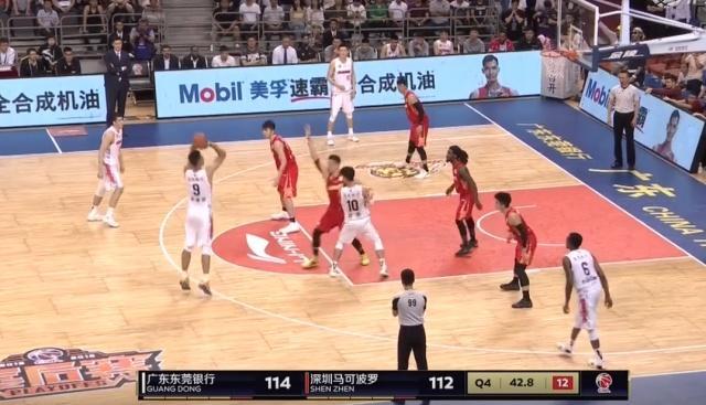  裁判判罚引发争议，赛后采访暗流涌动