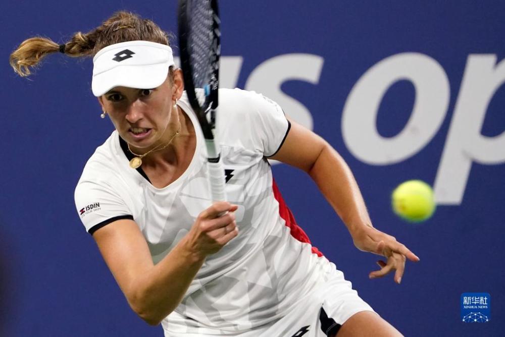  萨巴伦卡发球制胜，澳网捧杯改写格局