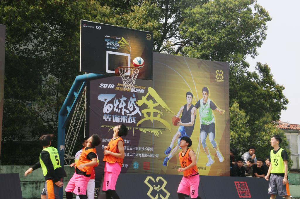  校园篮球联赛开战，清华附中首战告捷