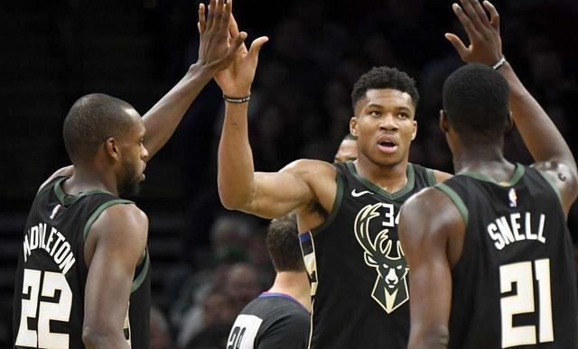  贾巴尔发球上网战术奏效，轻取胜利晋级次轮