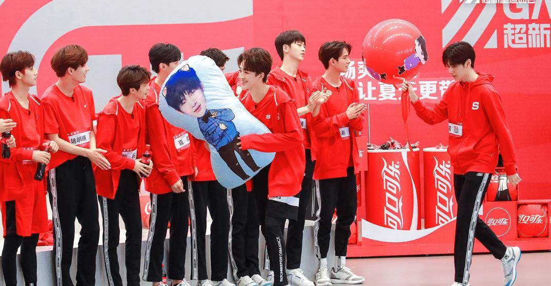  更衣室团结如一人，团队精神铸就钢铁之师